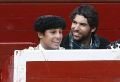 Cayetano (right) at the ring next to his brother, Francisco.