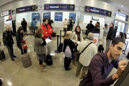 Colas frente a los mostradores de Spanair en el aeropuerto de Barajas, en Madrid.