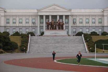 La escuela fue originalmente creada por Kim II Sung para educar a los huérfanos de los asesinados en la lucha contra el gobierno colonial japonés, pero se ha convertido en la mejor escuela del país y una de las instituciones en las que se junta la élite gobernante. En la imagen, vista general de la Escuela Revolucionaria Mangyongdae, en Pyongyang (Corea del Norte).