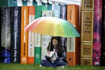 Libros gigantes durante el festival literario de Hay-on-Wye, en Gales.