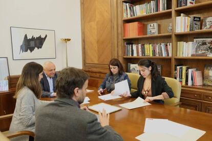 De izquierda a derecha, Jaume Asens, Ione Belarra, Rafael Simancas, Adriana Lastra e Irene Montero firman en el Congreso el protocolo de colaboración entre el PSOE y Unidas Podemos.