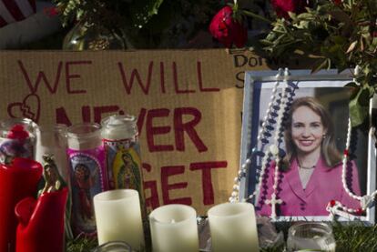 Un homenaje a Gabrielle Giffords, ante el hospital de Tucson en el que permanece ingresada.