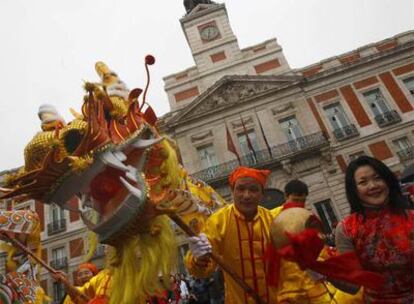 El desfile organizado en Madrid para celebrar Año Nuevo chino terminó frente al reloj de la Puerta del Sol.