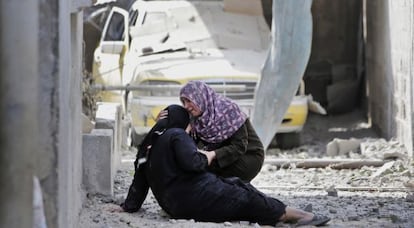 Dos mujeres lloran ante los escombros de su casa en Beit Hanoun, en el norte de la Franja de Gaza.