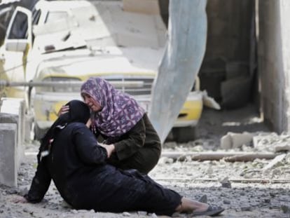 Dos mujeres lloran ante los escombros de su casa en Beit Hanoun, en el norte de la Franja de Gaza.