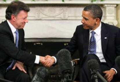 El presidente estadounidense, Barack Obama (d), estrecha la mano a su homólogo colombiano, Juan Manuel Santos (i), durante una reunión en 2011. EFE/Archivo