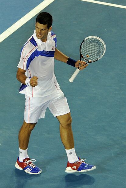 Djokovic celebra su triunfo sobre Roger Federer.