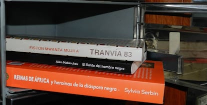 Tres libros en un buz&oacute;n de un domicilio. 