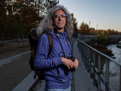 Javier Rico, periodista ambiental, durante una caminata junto al Manzanares para observar aves.