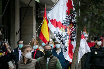 Vecinos del barrio de Salamanca protestan contra el Gobierno, este lunes en Madrid.