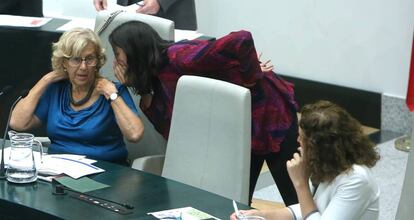 La alcaldesa Manuela Carmena con la portavoz Rita Maestre.