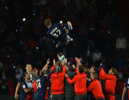 Los jugadores del PSG mantean a Dadvi Beckham.