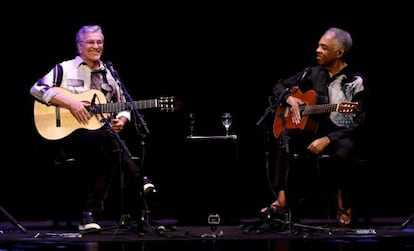 Caetano Veloso (izquierda) y Gilberto Gil durante su actuación en el Teatro Real de Madrid en 2015.