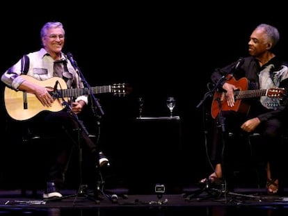 Caetano Veloso (izquierda) y Gilberto Gil durante su actuación en el Teatro Real de Madrid.