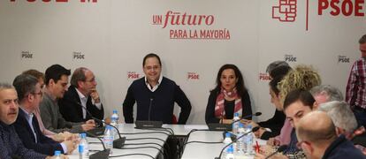 El secretario de organización del PSOE, César Luena, y la secretaria de general del PSOE de Madrid, Sara Hernández, con alcaldes de la Comunidad