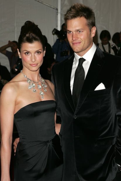 Tom Brady y Bridget Moynahan.

"No sabía qué hacer, fue uno de esos momentos que no sabes si salir corriendo", dijo Gisele Bündchen, actual mujer del quaterback de los Patriots. Poco después de comenzar su romance, la modelo se enteró de que Brady estaba esperando un hijo de su anterior compañera, la actriz Bridget Moynahan. El deportista abandonó a la intérprete por la brasileña. Justo después de hacerlo, ella se enteró de que estaba embarazada."Cuando de repente estás embarazada y no hay nadie a tu lado, es un momento muy difícil de asimilar. Me costó aceptar que así iba a ser mi familia", contaría después la actriz a Harper's Bazaar.