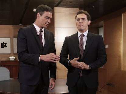 El presidente del Gobierno en funciones, Pedro Sánchez, durante la reunión con el líder de Ciudadanos, Albert Rivera. 