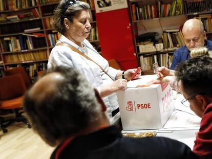 Una militante vota en la agrupación socialista de Chamberí de Madrid.