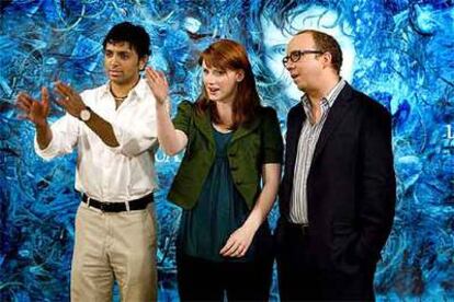 M. Night Shyamalan, a la izquierda, junto a la actriz Bryce Dallas Howard y Paul Giamatti, en la presentación de <i>La joven del agua</i> en Barcelona.