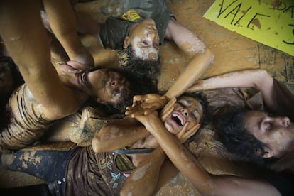 Manifestantes fizeram um protesto simbólico nesta segunda-feira, inundando de barro parte da sede da mineradora Vale, no Rio de Janeiro.