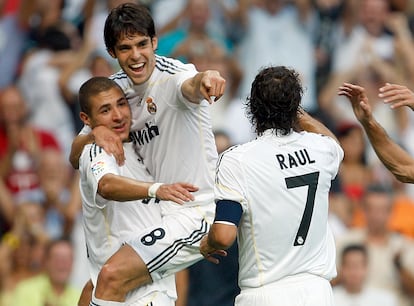 Benzema, Kaká y Raúl celebran un gol en un partido de Liga ante el Deportivo de la Coruña, el 29 de agosto de 2009.


