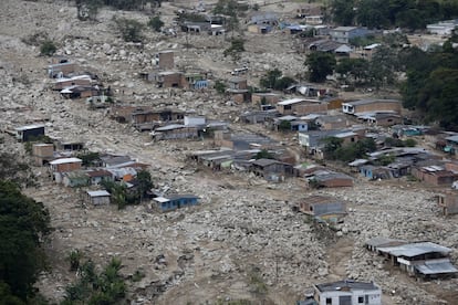 Piedras y escombros alrededor de las casas dañadas por el desbordamiento de los ríos de Mocoa en la tragedia del 1 de abril de 2017.