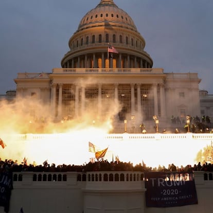 El 6 de enero dejó una imagen para la historia: el asalto al Capitolio por parte de partidarios de Donald Trump disconformes con la victoria de Joe Biden en las elecciones. Una explosión causada por una munición policial marcó el inicio de la revuelta en el Congreso de Estados Unidos.