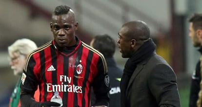 Clarence Seedorf da explicaciones a Mario Balotelli durante un partido de la serie A.