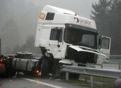 Imagen de un camión que ha sufrido hoy un accidente en el kilómetro 265 de la A-52, a su paso por el municipio de Melón (Orense), a causa de la lluvia intensa que cae sobre la provincia desde esta noche.