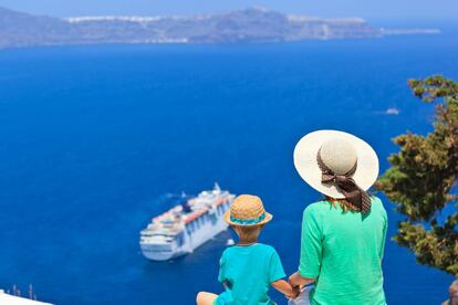 Un barco crucero frente a la isla giega de Santorini.