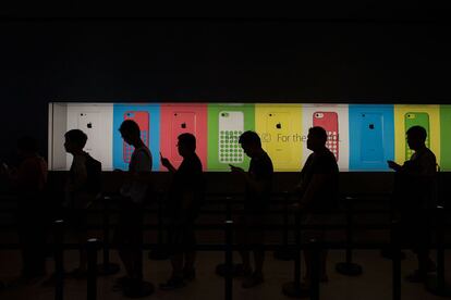 Largas colas para comprar el nuevo iphone 5s en una tienda en Hong Kong, China.