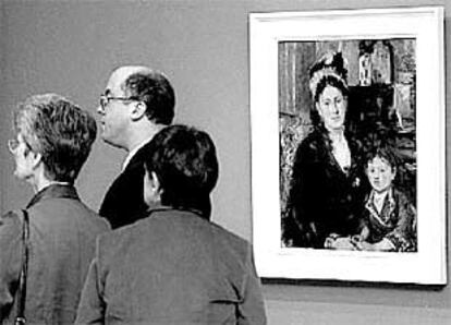Un grupo de visitantes pasaba ayer ante la obra <i>Retrato de Mme. Boursier</i> y su hija, de Berthe Morisot.