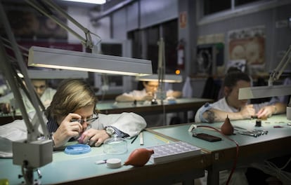 Estudiantes del curso de FP para relojeros, en el Instituto Mare de Déu de la Mercé de Barcelona.