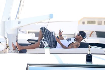 El brasileño Neymar relajado en un yate en Ibiza. El futbolista ha coincidido de fiesta con Paris Hilton y otros futbolistas como el alemán Schweinsteiger.