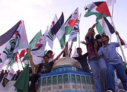 Jóvenes palestinos enarbolan banderas, del movimiento  Al Fatah y de Palestina, ayer.
