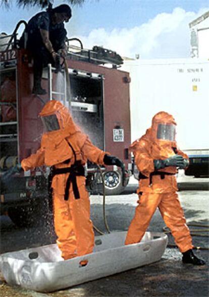 Descontaminación de los bomberos que ayer acudieron al lugar donde  se produjo una fuga de amoniaco.