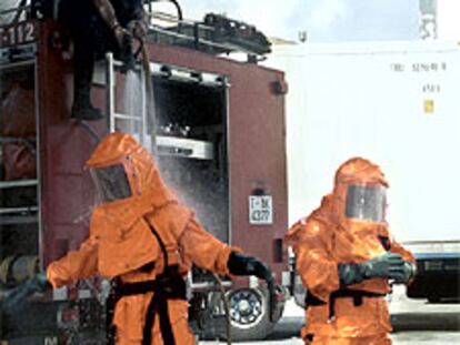 Descontaminación de los bomberos que ayer acudieron al lugar donde  se produjo una fuga de amoniaco.