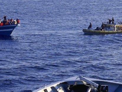 Lanchas de la Marina italiana se acercan a un bote con inmigrantes el pasado 9 de abril.