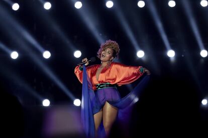 A cantora Gaby Amarantos durante sua apresentação na cerimônia de encerramento dos Jogos Paralímpicos.