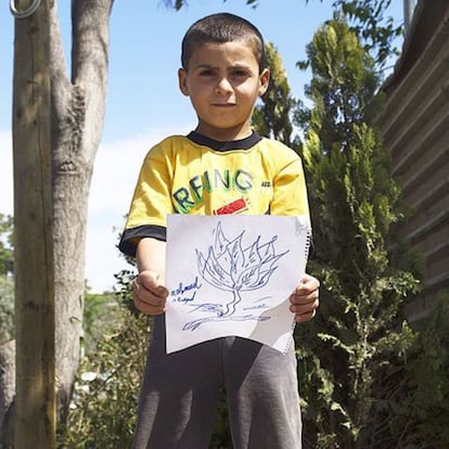 O jornalista brasileiro André Naddeo pediu a um grupo de crianças para que desenhassem o que quisessem.  Aqui, algumas das histórias que ele retrata no projeto Drawfugees: Mohamed Al Jabeb, 8, da Síria. "Essa árvore estava no meu jardim. Eu e meu irmão brincávamos lá até alguém cortar ela. Meu pai me ajudou no desenho. Eu não desenho muito bem, mas essa é a minha recordação da Síria".