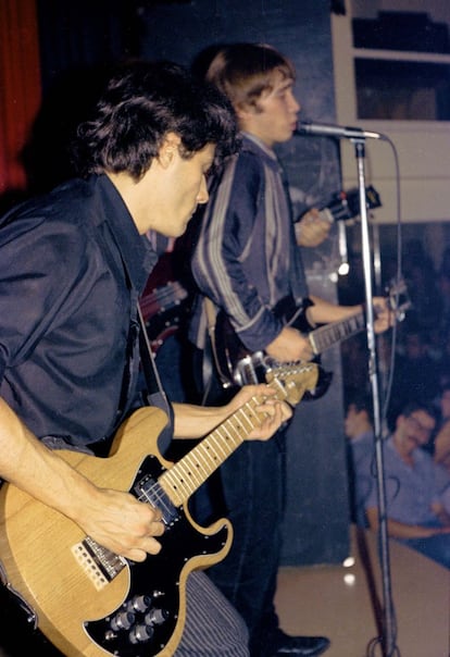 Duelo de guitarras entre Antonio Vega (izquierda) y Nacho García Vega. Sala El Sol, Madrid, diciembre de 1979.