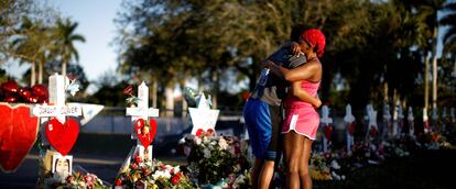 Una madre abraza a su hijo tras un tiroteo en Parkland (Florida).