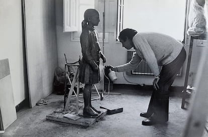 El escultor Francisco López humedece el modelado en arcilla para la obra 'Retrato de Pilar' (1974).