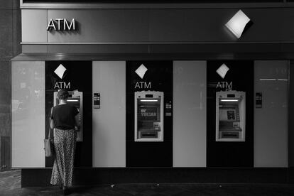 Un cajero del Commonwealth Bank en Sídney (Australia), en enero de 2014. 