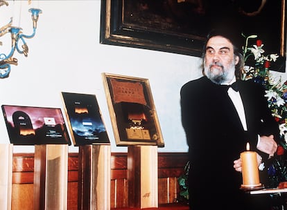 El músico Vangelis, junto a algunos de sus discos en 1998.