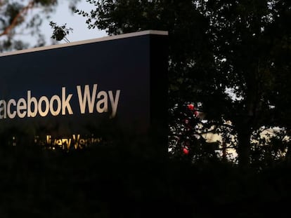 Una señal de dirección de Facebook en Menlo Park, sede de la empresa en California (Estados Unidos).