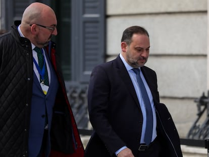 Koldo García, junto a José Luis Ábalos, a su llegada al Congreso de los Diputados en enero de 2020.