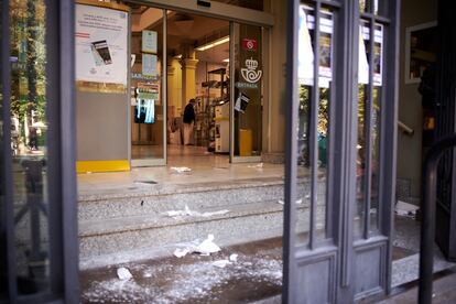 Una de las oficinas de Correos de Pamplona, con los folletos y confeti que han lanzado las trabajadoras en huelga a modo de protesta. 