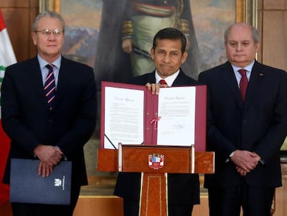 El presidente de Per&uacute;, Ollanta Humala, muestra el decreto que fija la nueva frontera con Chile