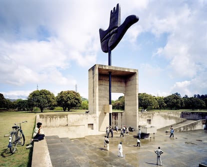 O monumento da Palma da Mão, de 26 metros, é um presente do arquiteto franco-suíço Le Corbusier a Chandigarh, a cidade que ele mesmo projetou na Índia. Este símbolo evoca “a mão que dá e a mão que toma; paz e prosperidade, e a unidade da humanidade”. Foi declarado patrimônio da humanidade pela Unesco em 2016.